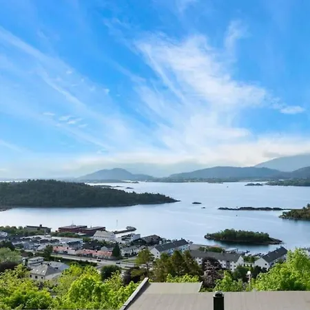Holiday home Lovely Townhouse With Nice View Alesund