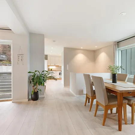 Lovely Townhouse With Nice View * Alesund